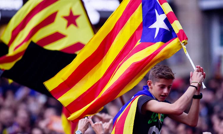 Bancos e empresas a sair da Catalunha. Guerra entre Madrid e