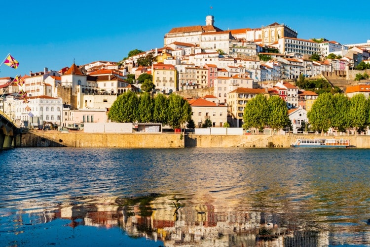 Quais são as atrações mais populares em cada distrito de Portugal